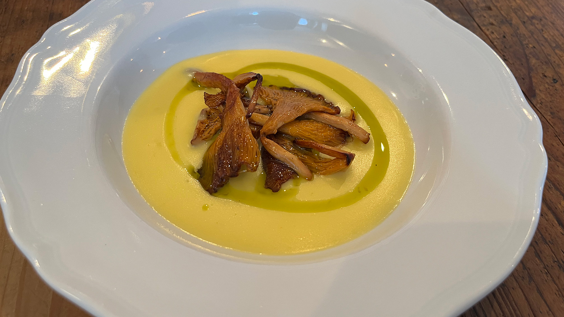 ジロール茸のソテーとインカのめざめのクレマ